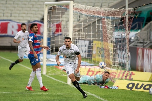 Junior Alonso e Nathan Silva podem estar de saída do Atlético ( Foto: Kely Pereira/AGIF)