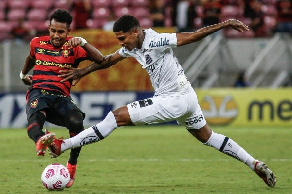 Foto: Paulo Paiva/AGIF – Raniel, em ação pelo Santos