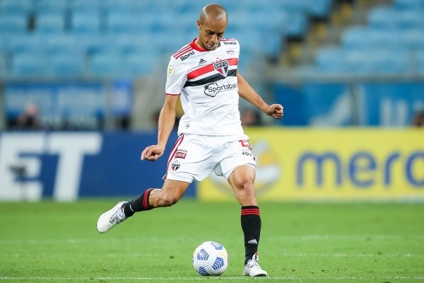 Pedro H. Tesch/AGIF/ Miranda em campo pelo São Paulo. Pedro H. Tesch/AGIF/ Miranda em campo pelo São Paulo.