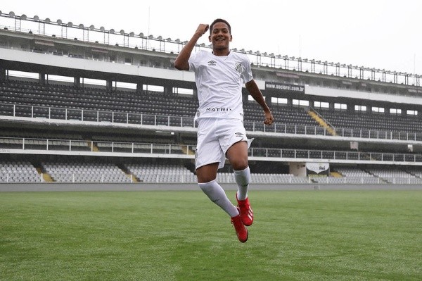 Foto: Pedro Ernesto Guerra Azevedo/Santos FC – Ângelo Gabriel entrou nos interesses de investimentos do presidente do Real Madrid, Florentino Pérez.