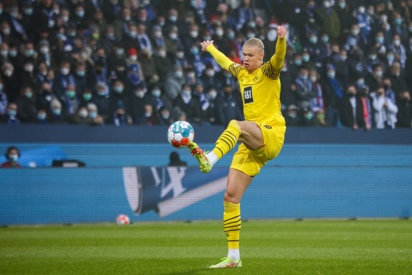 Foto: Sebastian Sendlak / DeFodi Images via Getty Images | Haaland é cotado no Barcelona, mas o Real Madrid é o favorito na briga pelo jogador