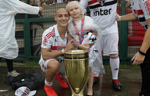 Antony e Larissa, criança torcedora do São Paulo que lutou contra o câncer (Foto: Rubens Chiri/Saopaulofc.net)