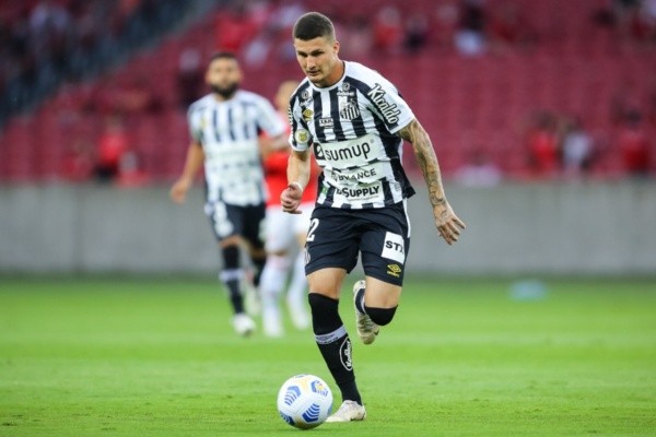 Pedro H. Tesch/AGIF/ Danilo Boza em campo pelo Santos. 