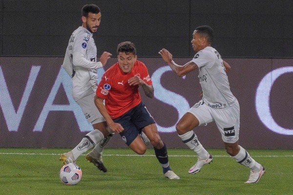 Foto: FotoBaires/AGIF | O Santos eliminou o Independiente na Copa Sul-Americana