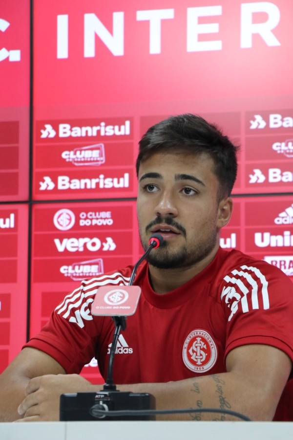 Heitor: único lateral-direito de ofício do elenco (Foto: Ricardo Duarte/Internacional)