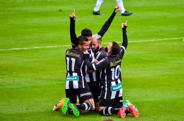 R.Pierre/AGIF/ Figueirense comemorando gol na Série C. 