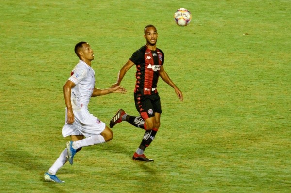 Foto: Jhony Pinho/AGIF – Jogador foi revelado pelo Santa Cruz e estava desde 2020 no Vitória