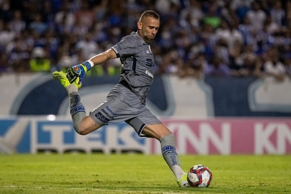 Foto: (Celio Junior/AGIF) - Rafael Santos foi o goleiro titular do Confiança na Série B 2021, mas junto a Careca e Michael, deixaram o Dragão