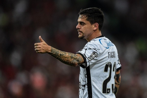 Foto: Thiago Ribeiro/AGIF – Fagner e Gil também devem renovar com o Corinthians