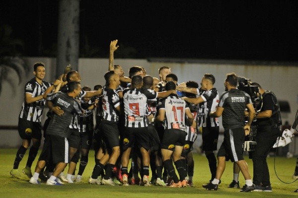Foto: Jhony Pinho/AGIF -Jogadores do Botafogo-PB comemoram vitória por penaltis em decisão durante partida contra o Vitoria