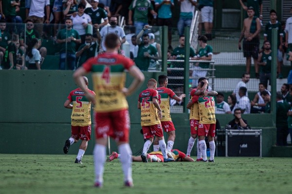 Foto: Heber Gomes/AGIF -Hugo jogador do Brusque comemora seu gol durante partida contra o Goiás