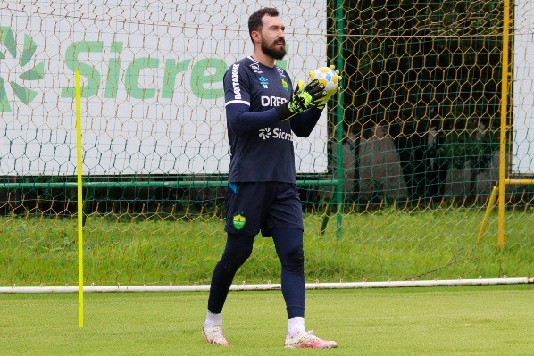 Walter renovou seu contrato com o Cuiabá (Foto: Asscom Dourado)