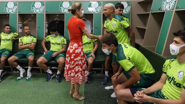 A presidente Leila Pereira se reuniu com o elenco nesta quinta-feira (6), horas antes de Deyverson testar positivo para Covid-19 – Foto:Cesar Greco