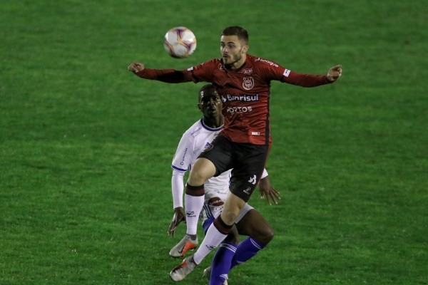 Foto: (Fernando Alves/AGIF) - Gabriel Poveda jogou as duas últimas edições da Série B pelo Brasil de Pelotas-RS