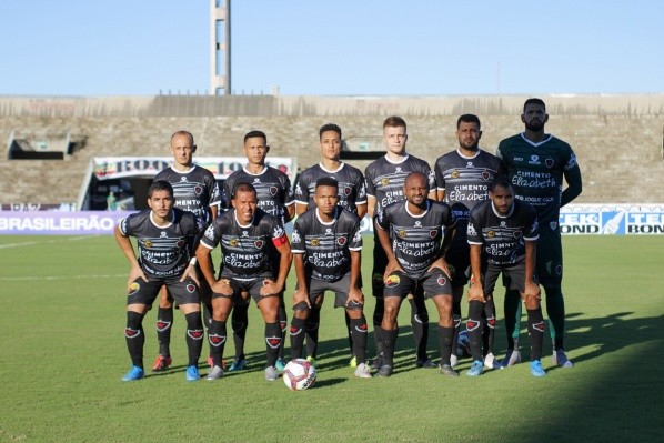 Foto: (Guilherme Drovas/AGIF) - Daniel Felipe, agachado na ponta direita, defendeu as cores do Botafogo-PB em 2021