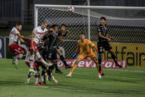 Foto: Celio Junior/AGIF – Celsinho anotou duaas assistências com a camisa do CRB