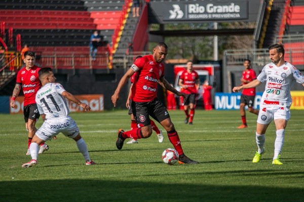 Foto: (Volmer Perez/AGIF) - Arthur Henrique disputou a Série B 2021 pelo Brasil de Pelotas-RS