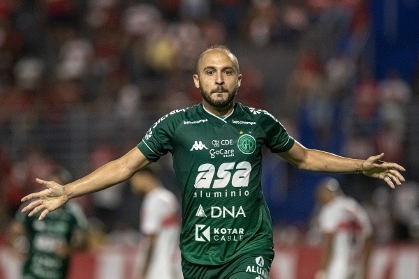 Foto: (Celio Junior/AGIF) - Régis foi um dos que fizeram o Guarani brigar pelo acesso à Série A até a última rodada