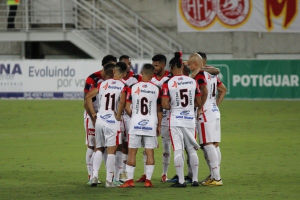 Foto: Guilherme Drovas/AGIF -Jogadores do Campinense se reúnem antes na partida contra América-RN no estádio Arena das Dunas pelo campeonato Brasileiro D 2021.