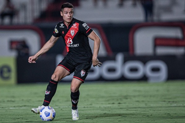 Foto: Heber Gomes/AGIF – Matheus Barbosa em ação pelo Atlético-GO