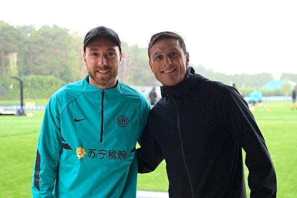 Mattia Ozbot/Inter/ Getty images – Christian Eriksen e Javier Zanetti, vice presidente da Inter de Milão