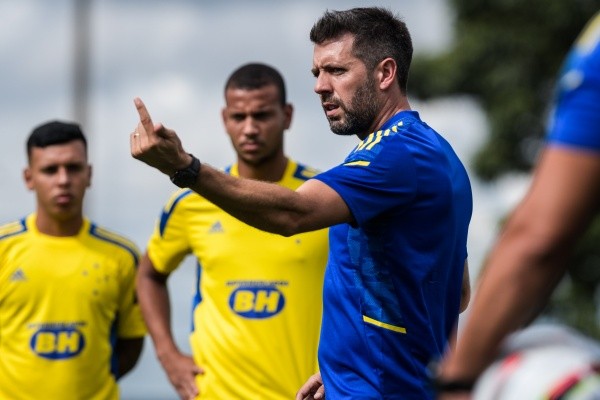 (Foto: Gustavo Aleixo/Cruzeiro) Paulo Pezzolano fala da base do Cruzeiro