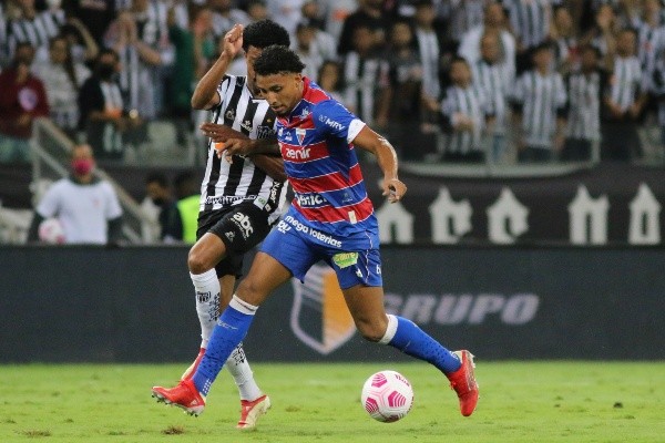 Foto: (Fernando Moreno/AGIF) - Éderson continuará sendo jogador do Fortaleza em 2022