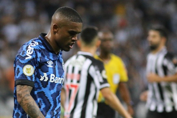 Foto: Fernando Moreno/AGIF – Douglas Costa em ação pelo Grêmio