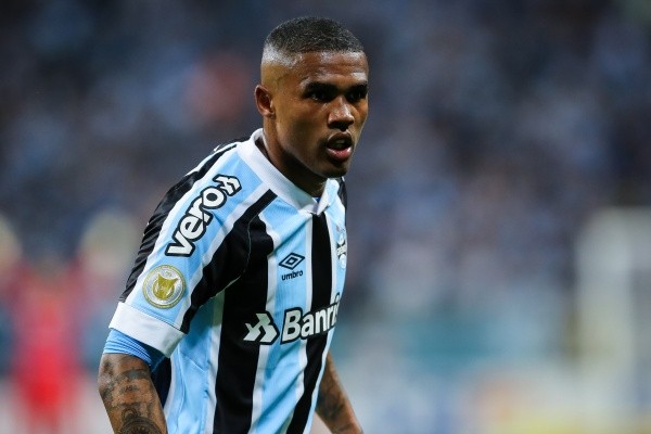 Foto: (Pedro H. Tesch/AGIF) - O futuro de Douglas Costa no Grêmio ainda segue incerto