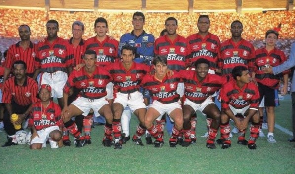 Foto: Reprodução/Twitter Flamengo | Sávio atuou lado a lado com Romário por cerca de dois anos e juntos conquistaram títulos pelo Mais Querido