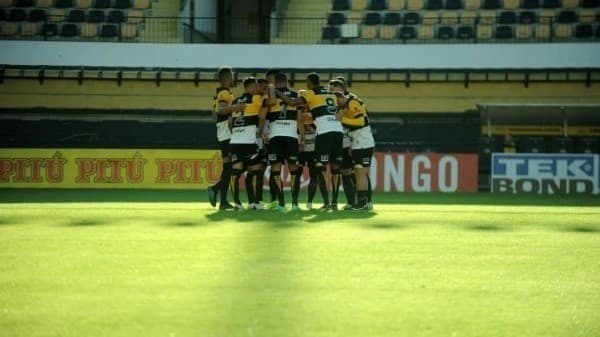 Caio Marcello/AGIF/ Criciúma em campo na temporada 2021.