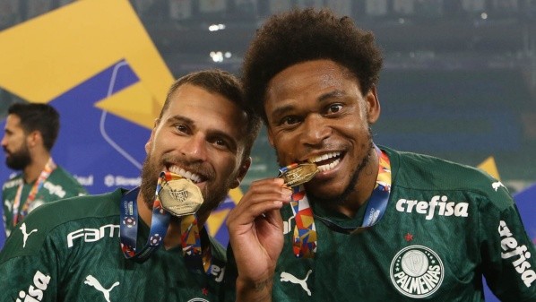 Foto: Cesar Greco – Lucas Lima e Luiz Adriano ainda são dores de cabeça ao Palmeiras por estarem fora dos planos de Abel e receberem salários altíssimos
