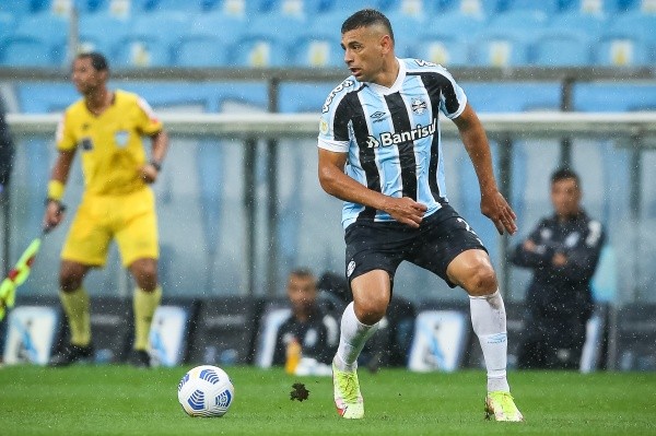 Pedro H. Tesch/AGIF/ Diego Souza em campo pelo Grêmio. 