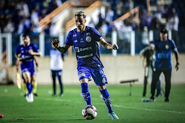 Foto: (Flickr Oficial Confiança/Lucas Almeida/ADC) - Ítalo em ação pelo Confiança durante a Série B 2021