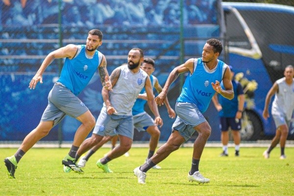 Foto: (Flickr Oficial CSA/Augusto Oliveira/CSA) - Marcel, à esquerda, está se preparando com o restante do elenco do CSA para a temporada 2022