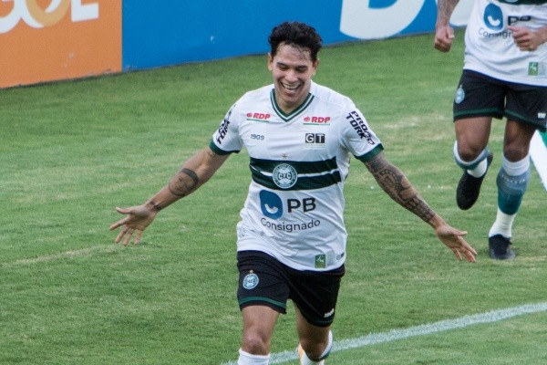 Foto: (Robson Mafra/AGIF) - Novo reforço do Guarani, Giovanni Augusto defendeu o Coritiba em 2020