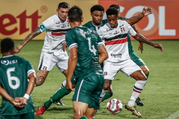 Foto: (Paulo Paiva/AGIF) - Adriano Michael Jackson disputou apenas dois jogos do Santa Cruz na última Série C