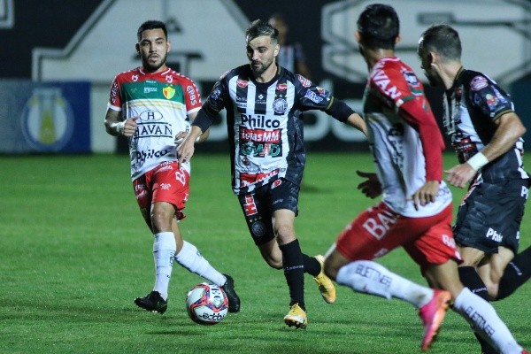 Foto: Joao Vitor Rezende Borba/AGIF – Rafael Longuine, na última temporada, pelo Operário.