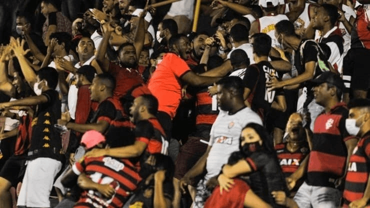 Jhony Pinho/AGIF - Torcida do Vitória no Barradão