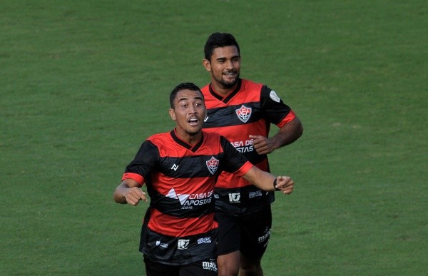 Foto: Jhony Pinho/AGIF – Caíque Souza em ação pelo Vitória