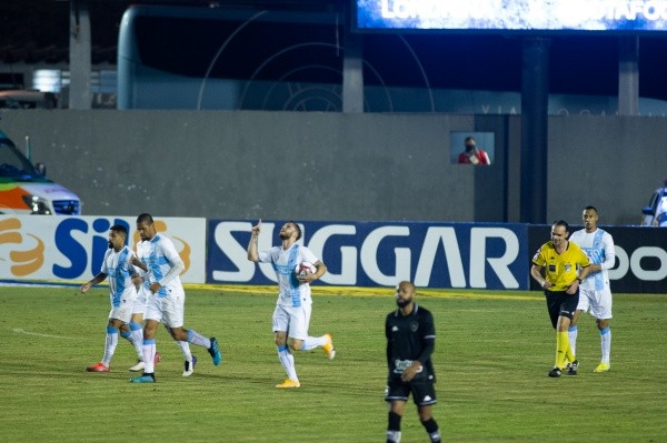 Foto: Marcos Zanutto/AGIF -Tárik jogador do Londrina comemora seu gol durante partida contra o Botafogo