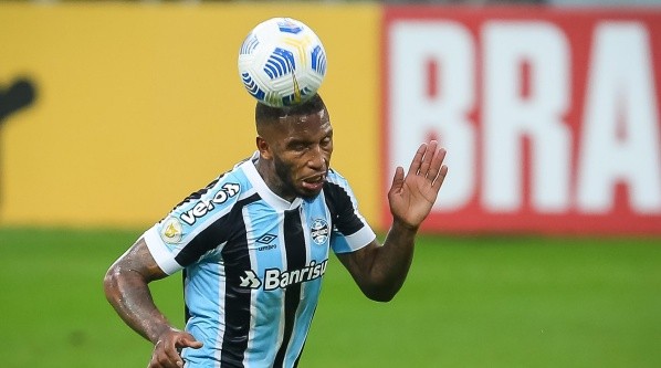 Paulo Miranda com a camisa do Grêmio - Foto: Pedro H. Tesch/AGIF