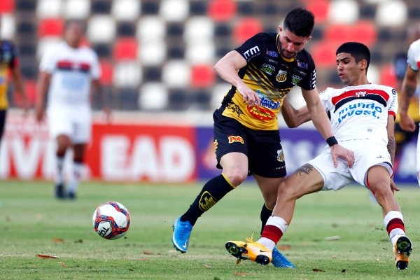 Foto: Thiago Calil/AGIF – Caetano em ação pelo Botafogo-SP