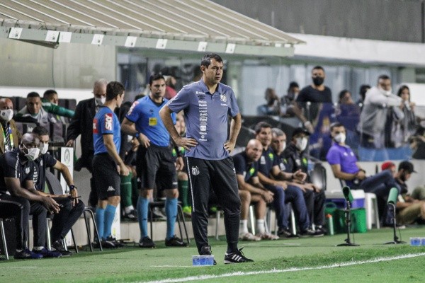 Guilherme Drovas/AGIF/ Carille no comandando o Santos na Vila Belmiro. Guilherme Drovas/AGIF/ Carille no comandando o Santos na Vila Belmiro.