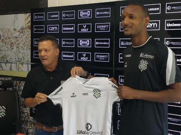 Carlos Rauen/NSC TV/  Luís Fernando sendo apresentado no Figueira. 