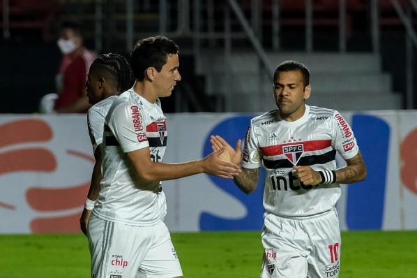 Foto: (Marcello Zambrana/AGIF) - Pablo, à esquerda, não está nos planos do São Paulo, e Dani Alves, à direita, já deixou o Tricolor