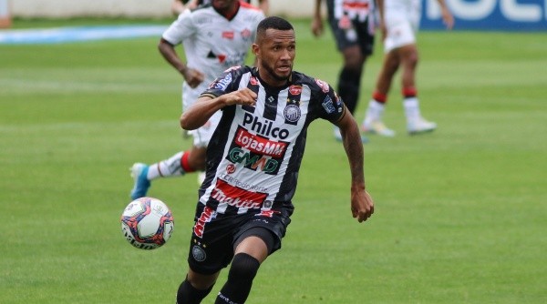 Gustavo Coutinho teve minutos no Operário (Foto: Joao Vitor Rezende Borba/AGIF)