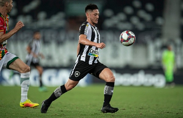 Foto: Jorge Rodrigues/AGIF -Luís Oyama em ação pelo Botafogo