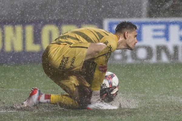 Foto: Fernando Moreno/AGIF – Goleiro chega para disputar posição com Georgemy (foto) na próxima temporada