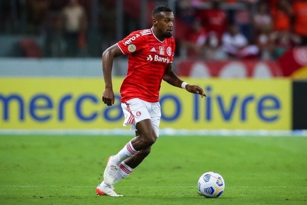 Foto:Pedro H. Tesch/AGIF | Edenílson está na mira do Atlético-MG